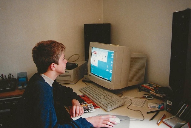 Bastien devant son Macintosh Bastien devant son Macintosh